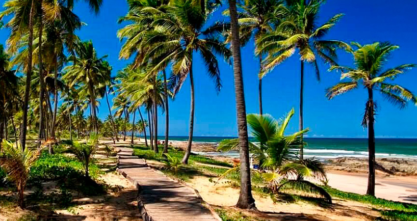 Praia do Flamengo perto do Hotel Intercity Salvador